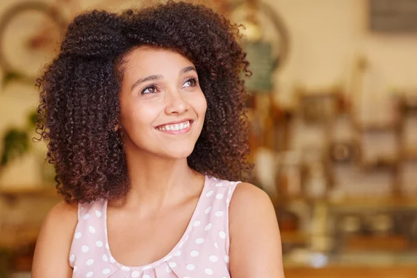 Woman standing in doorway of coffee shop — Stock Photo, Image