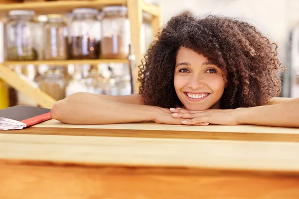 Femme reposant sur un comptoir en bois — Photo