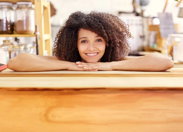 Donna appoggiata su un bancone di legno — Foto Stock