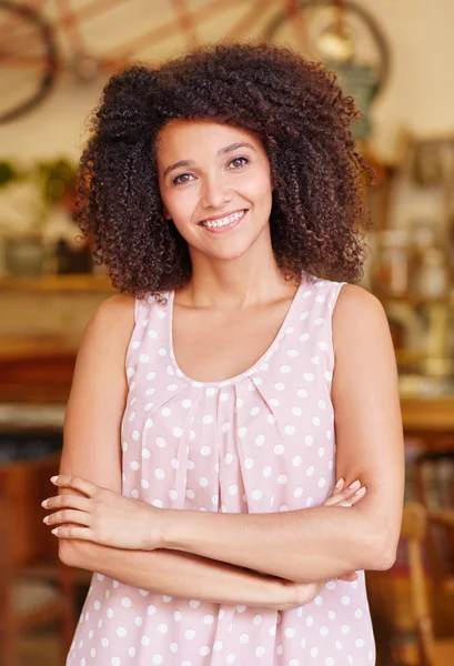 Woman standing in entrance of coffee shop — Stock Photo, Image