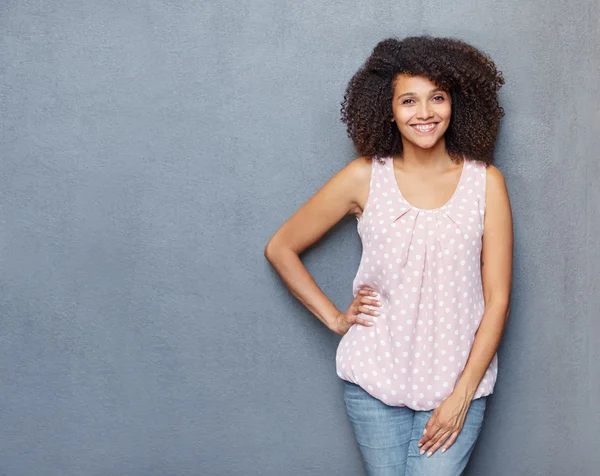 Mujer apoyada en la pared gris — Foto de Stock