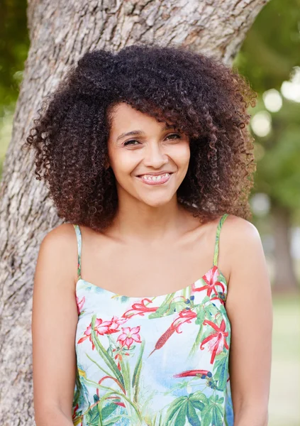 Schöne Frau lächelt und träumt im Park — Stockfoto