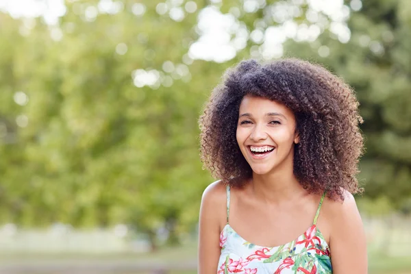 Beautiful woman smiling sweetly in park — Stock Photo, Image