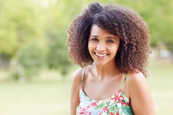 Schöne Frau lächelt süß im Park — Stockfoto