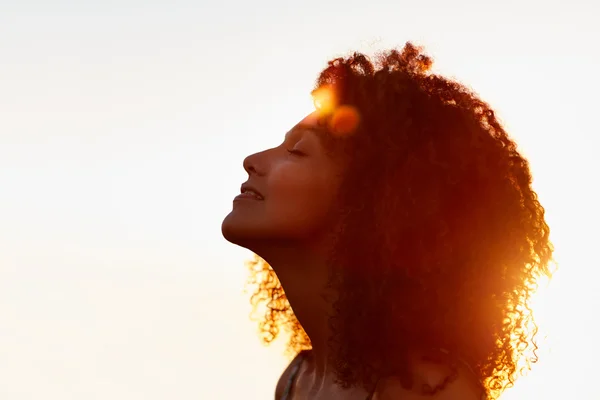 Silhouet van de vrouw tegen avondzon — Stockfoto