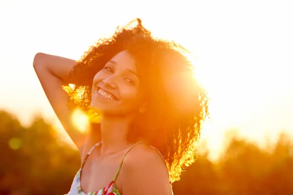 Mulher sorrindo no parque na noite de verão — Fotografia de Stock