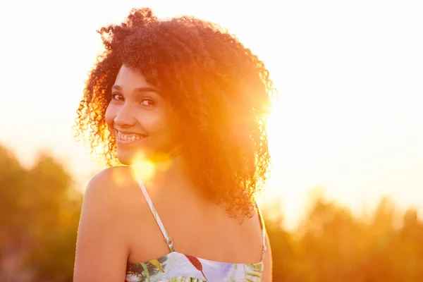 Woman looking back over shoulder — Stock Photo, Image