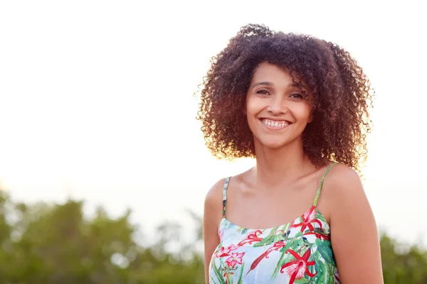 Mulher bonita sorrindo no parque — Fotografia de Stock