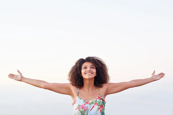 Woman with arms outstretched — Stock Photo, Image