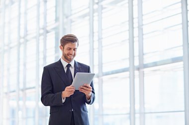 Dijital tablet kullanan işadamı