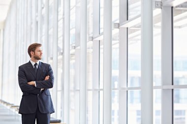 güvenle dışarı arıyor işadamı