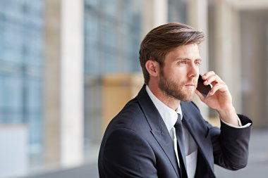 cep telefonu üzerinde konuşurken şirket yöneticisi