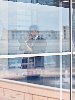 İş adamı cep telefonuyla konuşuyor.