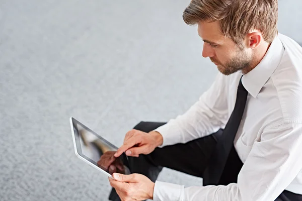 Businessman using tablet at office coridor — Stock Photo, Image