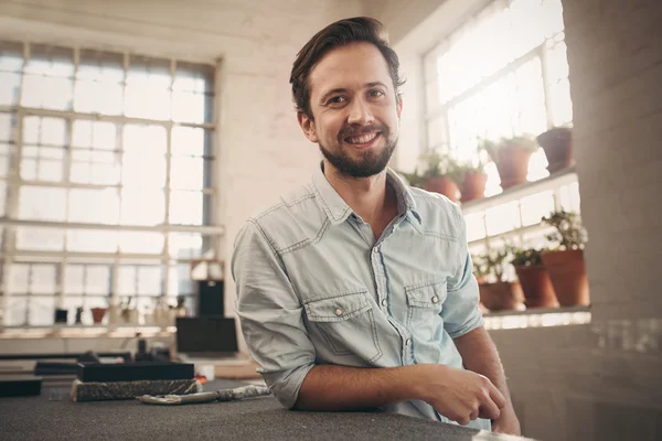 Entrepeneur sorrindo para a câmera e relaxando no estúdio — Fotografia de Stock