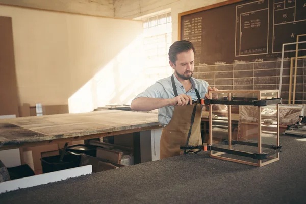 Handwerker, der Glas und Holz herstellt — Stockfoto