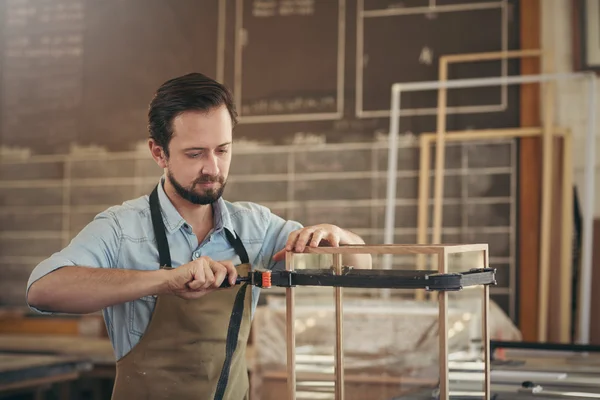 Craftsman manufacturing glass and wood display — Stock Photo, Image