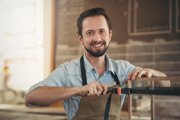 Craftsman using tool to manufacture woodwork — Φωτογραφία Αρχείου