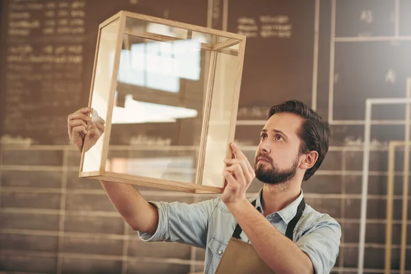 Artigiano che ispeziona legno e vetro di design — Foto Stock