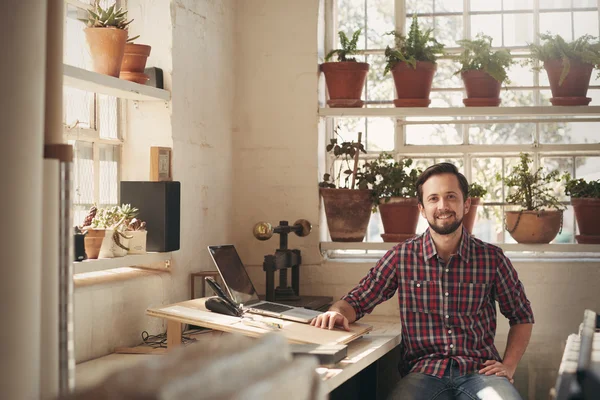 Entrepreneur sitting in office space — Stockfoto