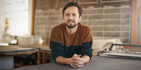 Designer inclinando-se na mesa em estúdio — Fotografia de Stock