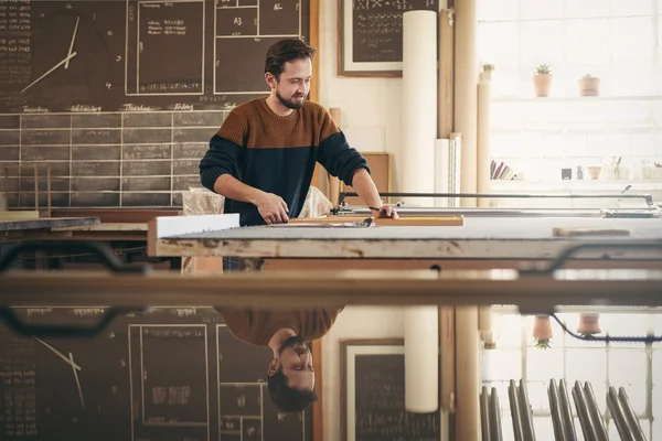 Carpenter working on woodwork project in studio — Stock Photo, Image