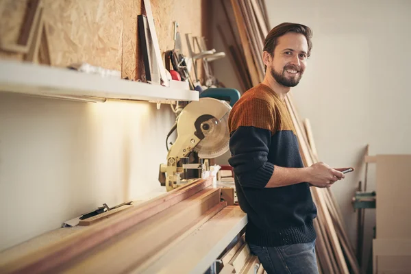 Telefon kullanırken ararken marangoz — Stok fotoğraf