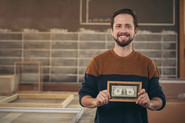 Unternehmer zeigt gerahmten Geldschein — Stockfoto