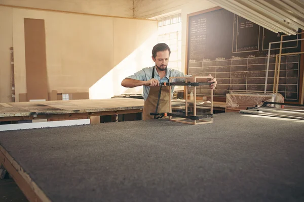 Carpenter membuat kotak tampilan di workshop — Stok Foto