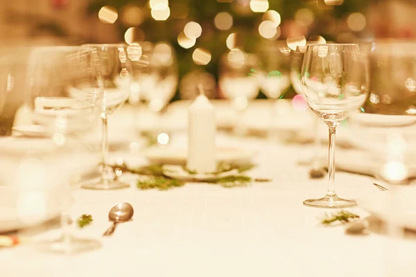 Bougie de Noël sur table de fête — Photo