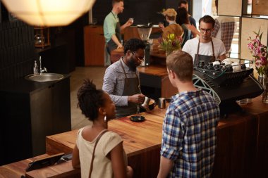 Barista kafede kapuçino yapma