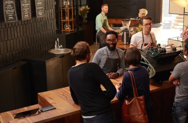 barista kahve dükkanında müşteriler yardım