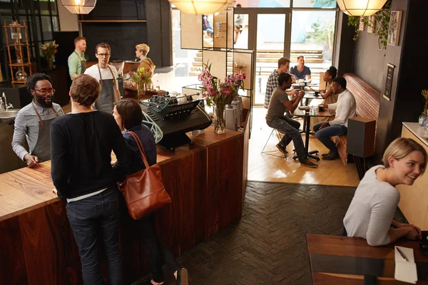 Couple ordering at wooden counter — Stock Photo, Image