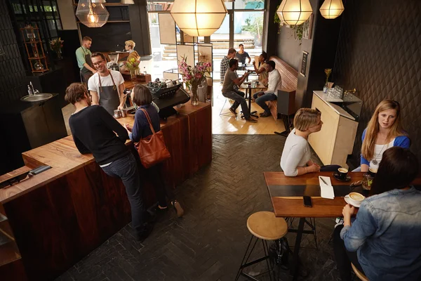 Barista přijímá objednávky od zákazníků v kavárně — Stock fotografie