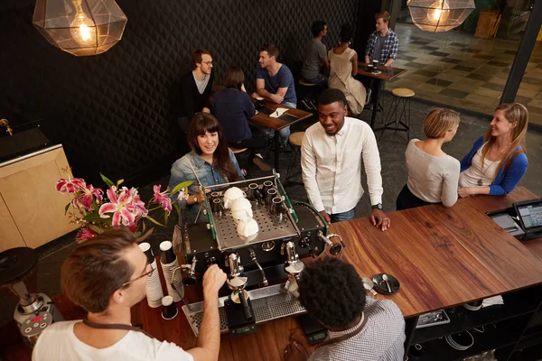 Pareja riendo con baristas en la cafetería —  Fotos de Stock