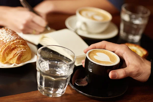 Rozhovor v kavárně s kávou a pečivo — Stock fotografie