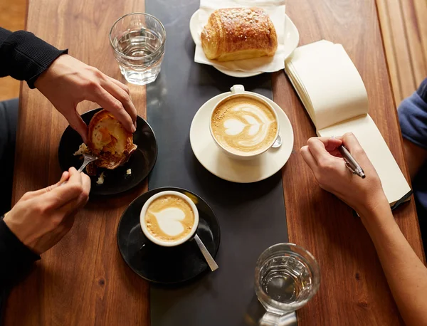 Entrevista en cafetería con café y pastelería — Foto de Stock