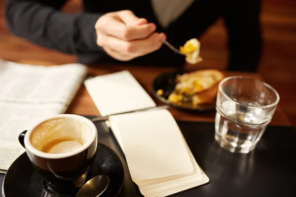 Hombre disfrutando de pastelería en la cafetería — Foto de Stock