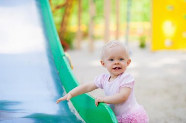 Dışarıdaki oyun parkında çekici küçük bir kız.