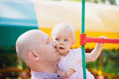 Şirin Baba ve kızı var eğlenceli birlikte mutlu sağlıklı