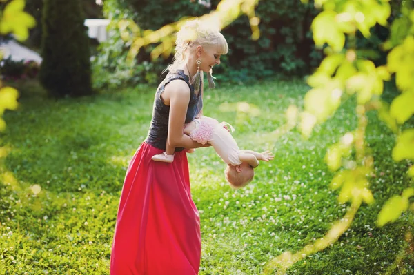 Νεαρή μητέρα, παίζοντας με την μικρή κόρη σχετικά με τη φύση — Φωτογραφία Αρχείου
