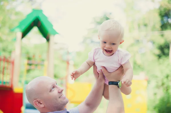 Adorable padre e hija se divierten juntos feliz saludable — Foto de Stock