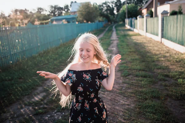 Портрет маленькой девочки в закате — стоковое фото