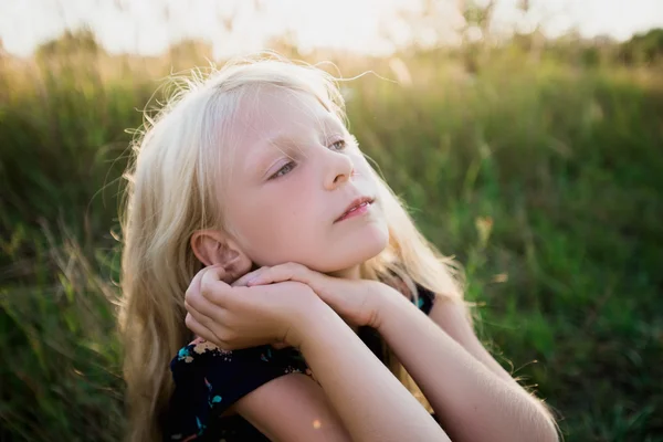 Portrait d'une petite fille dans la lumière du coucher du soleil — Photo