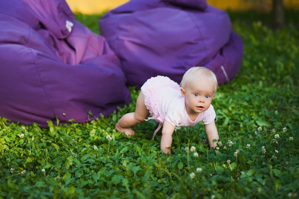 Lächeln Porträt niedliches Baby-Mädchen auf grünem Gras — Stockfoto