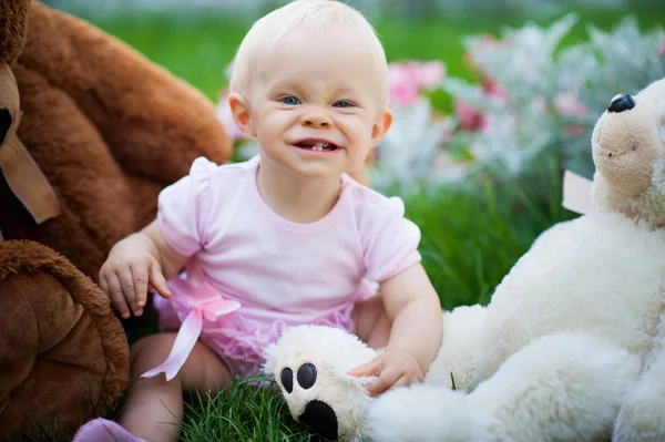 Lächeln Porträt niedliches Baby-Mädchen auf grünem Gras — Stockfoto