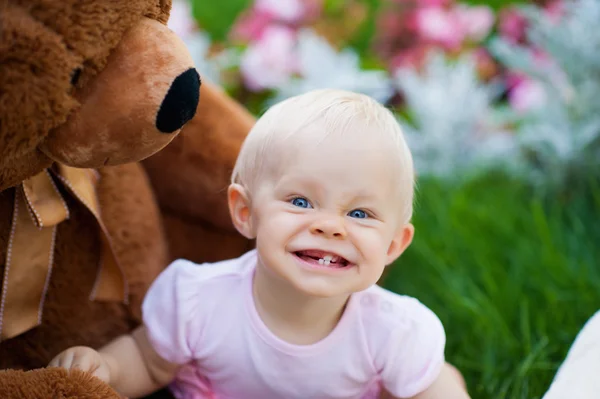 Lächeln Porträt niedliches Baby-Mädchen auf grünem Gras — Stockfoto