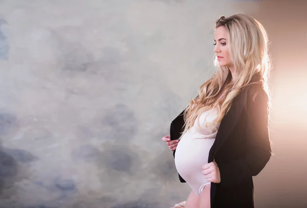 白いランジェリーと長い髪の美しい妊娠中の女性の肖像画 — ストック写真