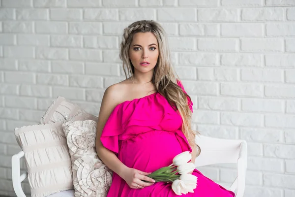 Potret seorang wanita hamil yang cantik gaun cerah — Stok Foto