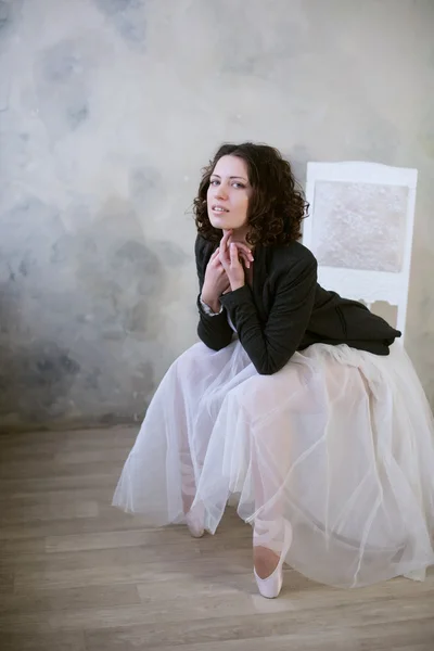 Ballerina in costume da bagno bianco e di gonna lunga con un bel corpo in piedi su scarpe da punta — Foto Stock